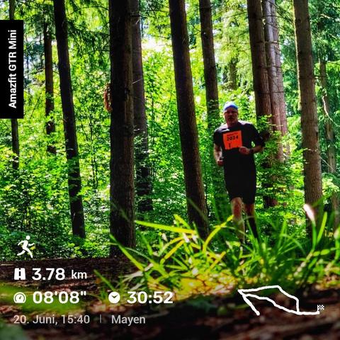Screenshot einer Fitness-App von Amazfit GTR Mini. Im Hintergrund läuft eine Person in Sportkleidung mit einer orangefarbenen Startnummer ‚2024‘ durch einen grünen Wald. Auf dem Bildschirm sind Trainingsdaten eingeblendet: 3,78 km Distanz, 08'08'' Min/km Pace, Zeit 30:52 Minuten. Unten rechts ist eine Karte der Laufstrecke zu sehen. Datum: 20. Juni, 15:40 Uhr. Ort: Mayen.
