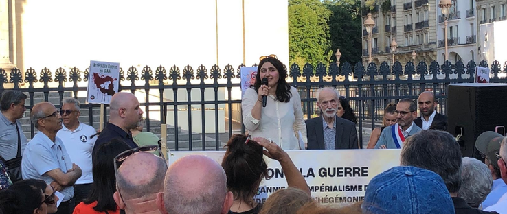Photo de Darya Djavahery-Farsi en train de faire un discours lors du rassemblement