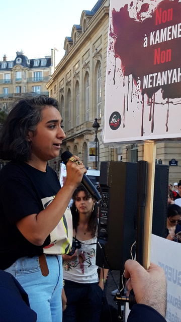 Photo de Chirinne Ardakani en train de prendre la parole lors du rassemblement.