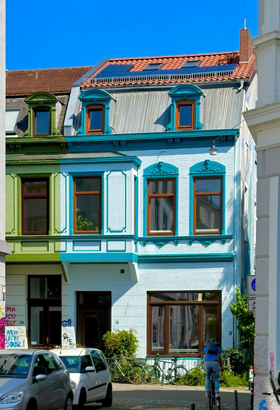 bunte Häuser in Blau und grün