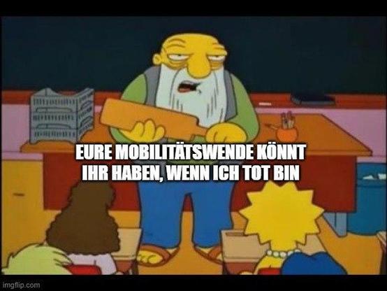 Meme. Ein alter Mann steht mit einem Rohrstock vor einer Schulklasse. Der dazugehörige Text lautet: "Eure Mobilitätswende könnt ihr haben, wenn ich tot bin."