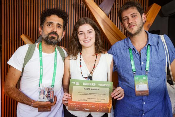 Foto de representantes da equipe com os prêmios
