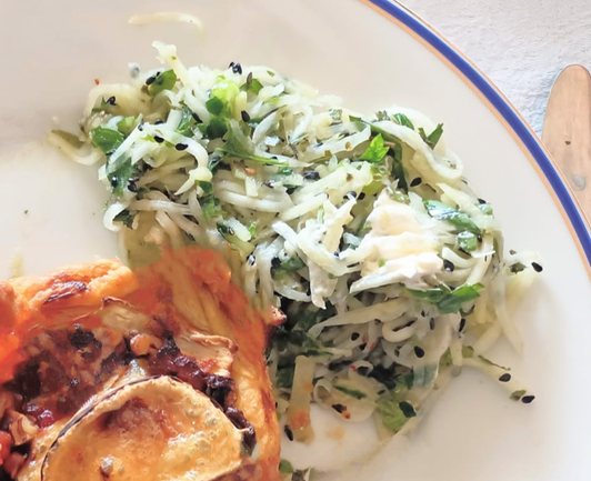 Der Salat wie beschrieben mit viel Kräutern
