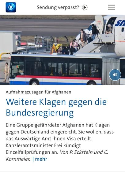 Auf dem Foto ist eine Gruppe von Menschen zu sehen, die aus einem Flugzeug aussteigen – darunter auch Kinder und Frauen mit Kopfbedeckung. Ein Flughafenbus wartet am Rollfeld, um die ankommenden Passagiere aufzunehmen. Die Szene symbolisiert die Ankunft gefährdeter Afghaninnen und Afghanen, die auf Schutz in Deutschland hoffen. Der Kontext macht deutlich: Hinter jeder Einzelfallprüfung steht ein Mensch mit Würde, der auf humanitäre Verantwortung trifft – oder auf politisches Zögern.

Image Description – English:
The photo shows a group of people disembarking from an airplane, including women and children wearing head coverings. An airport shuttle bus is waiting on the tarmac to receive the arriving passengers. The scene symbolizes the arrival of vulnerable Afghans seeking protection in Germany. The context underscores: behind every individual case is a human being with dignity, facing either humanitarian responsibility or political hesitation.🖖