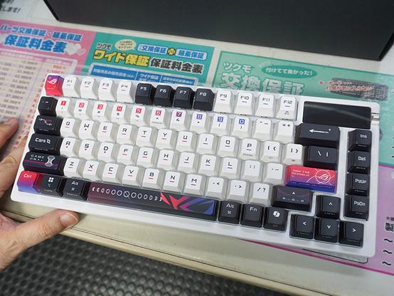 2インチ有機ELパネル搭載のゲーミングキーボード「ROG Azoth X Gaming Keyboard」が発売
