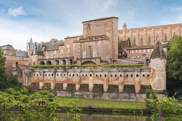 Palais de l'Archevêché ou de la Berbie à #Albi (#Tarn) Grand salon (XVIIe siècle, bois peint) : plafond à poutres et solives apparentes dont la face inférieure présente un décor peint géométrique ou de rinceaux...
Suite 👉 https://monumentum.fr/monument-historique/pa00095480/albi-palais-de-larcheveche-ou-de-la-berbie
#Patrimoine #MonumentHistorique
Photo CC-BY-SA 4.0 : Didier Descouens