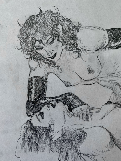 close-up du croquis, focus sur un gant en latex et les visages