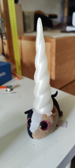 Buster mit einem sehr großen Horn auf dem Kopf.