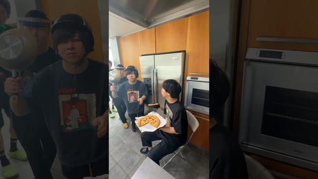 バレずにピザを盗む方法🍕How to steal pizza