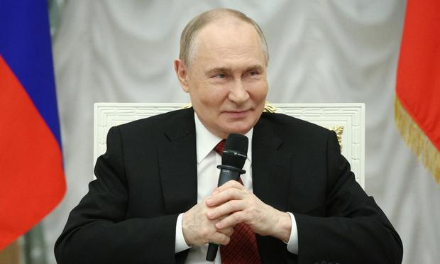 El presidente de Rusia, Vladimir Putin, en una reunión con participantes del proyecto "Tiempo de Héroes" para militares y veteranos rusos de Ucrania, el 12 de junio de 2025, en Moscú. (Sputnik / Sergei Bulkin / Pool via REUTERS)