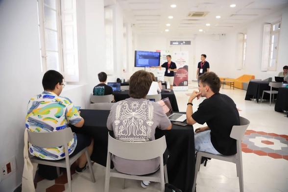 🔐💻Estás preparado para el futuro cuántico?⚛️

Asistimos al taller impartido por Pablo Gutiérrez y Enrique Pérez donde abordan un tema crítico: Asegurar nuestros sistemas antes de que llegue el gran avance.

Se trata de una charla práctica sobre técnicas y medidas preventivas mediante el uso de la Criptografía Post-Cuántica, con herramientas reales como la biblioteca Open Quantum Safe (OQS).

#OpenSouthCode25 !
#Ciberseguridad