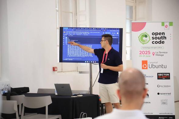 🔐💻Estás preparado para el futuro cuántico?⚛️

Asistimos al taller impartido por Pablo Gutiérrez y Enrique Pérez donde abordan un tema crítico: Asegurar nuestros sistemas antes de que llegue el gran avance.

Se trata de una charla práctica sobre técnicas y medidas preventivas mediante el uso de la Criptografía Post-Cuántica, con herramientas reales como la biblioteca Open Quantum Safe (OQS).

#OpenSouthCode25 !
#Ciberseguridad