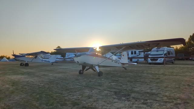 Zwei Spornradflieger, ein paar Wohnmobile und Zelte.