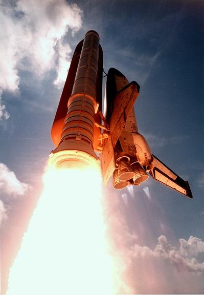 Space Shuttle beim Start mit massivem Raketenfeuer