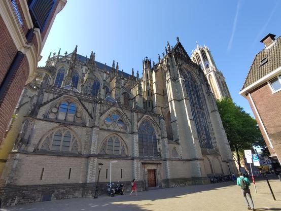 Foto des Utrechter Doms vor wolkenlosem blauen Himmel an einem sonnigen Tag