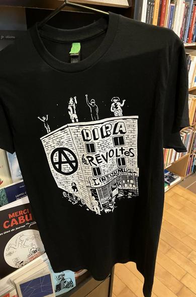 Un t-shirt à l'effigie de notre mythique bâtiment anarchiste, abritant la librairie l'Insoumise, Les Révoltes et la bibliothèque DIRA, est disponible à l'Insoumise. Portes ouvertes du mardi au dimanche. Les profits vont à nos prochaines rénovations. Merci à Liza pour l'illustration.
