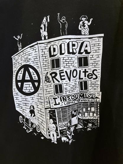 Un t-shirt à l'effigie de notre mythique bâtiment anarchiste, abritant la librairie l'Insoumise, Les Révoltes et la bibliothèque DIRA, est disponible à l'Insoumise. Portes ouvertes du mardi au dimanche. Les profits vont à nos prochaines rénovations. Merci à Liza pour l'illustration.