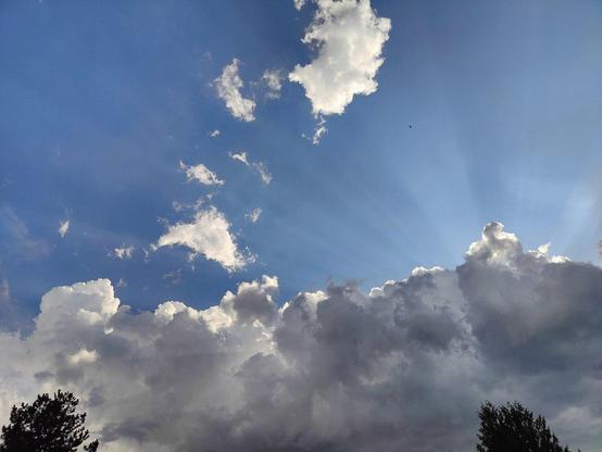 De gros nuages qui se sont soudain formés, cachant le soleil, accompagné d'un coup de vent qui a permis de respirer un petit peu ce soir.