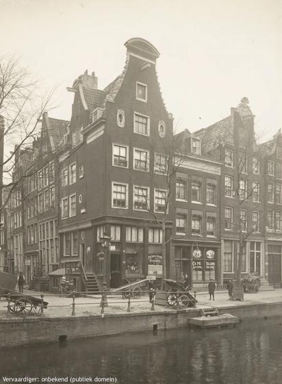 Datum opname: circa 1915. De voorganger. Op het raam staat "F.W. Jackel Behang[?] Stoffeerder". Jackel zat hier van eind 1907 tot 1926.