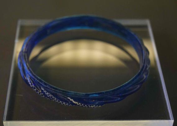 Glass bracelet from Klein-Reinprechtsdorf, Lower Austria, 3rd cent. BCE; photocredit 1. Neu-Kelte