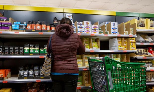 Una mujer comprando en una tienda de Mercadona (GETTY)