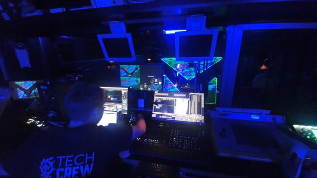 Behind the scenes. Joe an seinem Mischpult mit Blick auf die Lounge