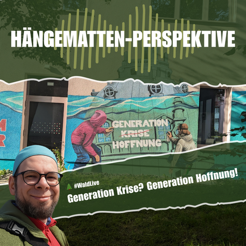 Eine Podcast-Grafik zur Folge „Hängematten-Perspektive – Generation Krise? Generation Hoffnung!“. Im Vordergrund ist ein lächelnder Mann mit Brille, Mütze und grünem Hoodie zu sehen, der ein Selfie macht. Hinter ihm ein farbenfrohes Wandbild mit der Aufschrift „Generation Krise Hoffnung“, wobei das Wort „Krise“ durchgestrichen ist. Zwei gezeichnete Figuren schreiben das Wort „Hoffnung“ an die Wand.