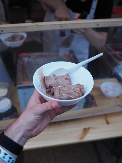 Nutella-Bretzel-Eis in einer Schale