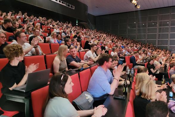 Das Publikum im voll besetzten Audimax der TU Braunschweig klatscht. 

Foto: Kristina Rottig/TU Braunschweig