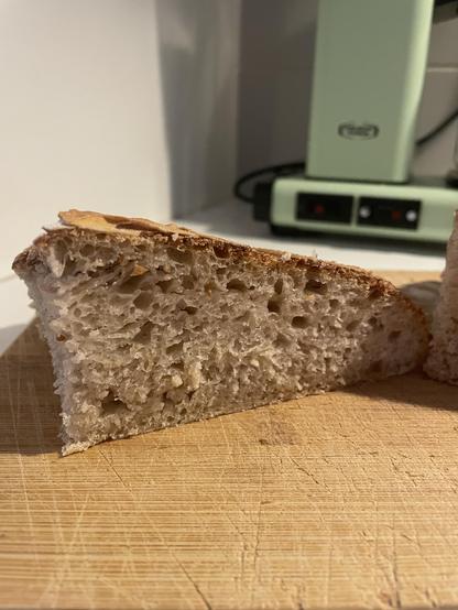 Leipä jossa rapea kuori ja pehmeän näköinen sisus