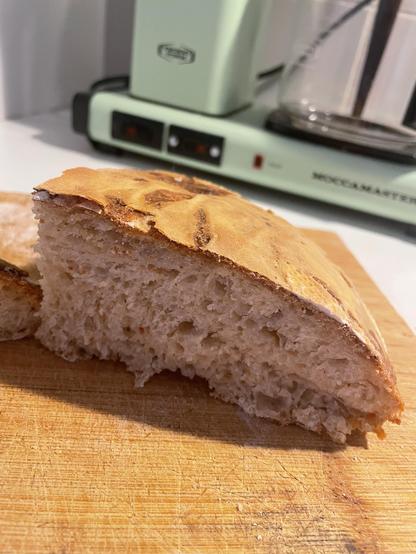 Leipäsiivu jossa tumman ruskea kuori ja pehmeältä näyttävä sisus