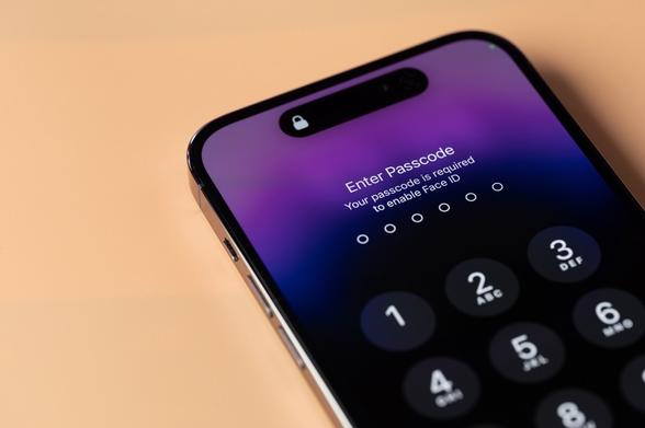 iPhone 18 Proのディスプレイに大変革？ 画面下Face IDとピンホールカメラ採用か