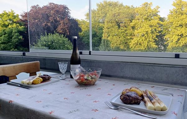 Der Eßtisch im Wintergarten ist gedeckt