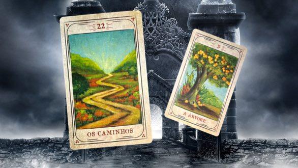 As cartas do baralho cigano “O Caminho” (à frente) e “A Árvore” (atrás), sobre um fundo com motivos místicos. As cartas fotografadas tem arte gráfica de Cristina Martoni (2008), foram restauradas pelo ilustrador Lucas Teles Campos, e integram um baralho publicado originalmente por André Mantovanni/Editora Pensamento.
