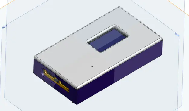Imagem 3D de CAD. Nela é possível ver um dispositivo retangular com cantos arredondados, ele tem duas partes, a de cima é branca e tem um corte para uma tela OLED 0.96", a de baixo é totalmente azul e tem um furo na lateral para as portas USB do dispositivo.