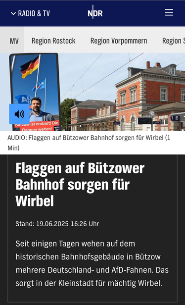NDR-Beitrag: Flaggen auf Bützower Bahnhof sorgen für Wirbel  Stand: 19.06.2025 16:26 Uhr Seit einigen Tagen wehen auf dem historischen Bahnhofsgebäude in Bützow mehrere Deutschland- und AfD-Fahnen. Das sorgt in der Kleinstadt für mächtig Wirbel.