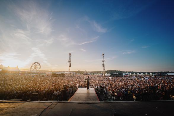 Jan Böhnemann steht auf der Bühne des Southside Festivals.
