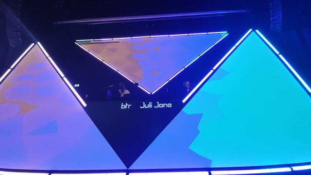 Blaue und braubgraue Flächen auf der Leinwand. Btr links , Juli rechts