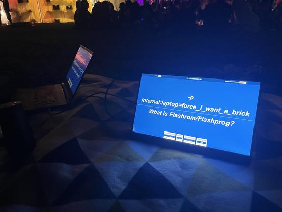 Zwei Monitore stehen auf einer Decke auf der Lavawiese