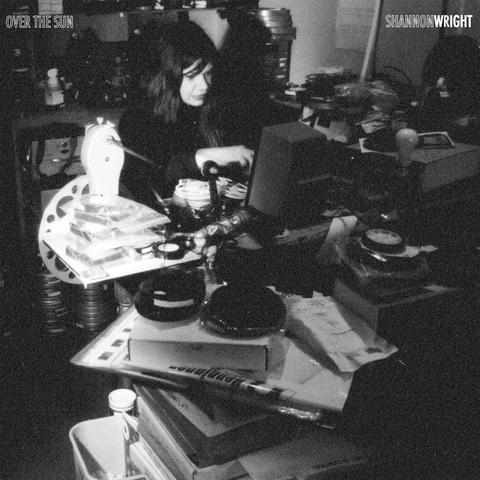 Photo en noir et blanc avec un grain bien présent d'une femme regardant un écran (on le suppose en tout cas) de montage : elle a devant elle sur une table et également tout autour dans la pièce des bobines de films.
Le titre de l'album est écrit en haut à gauche en majuscules, le nom de l'artiste en haut à droite en majuscules.