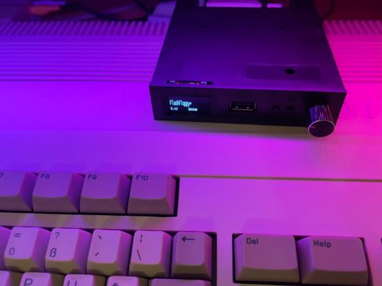 A Gotek drive connected with my Amiga 500, showing the FlashFloppy firmware version 3.42