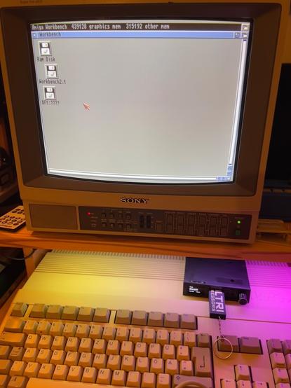 The Amiga and the Gotek drive connected, with a flash USB thumb drive. The 2.1 workbench shows the DF1 icon as DF1:???? that shows that something went wrong.