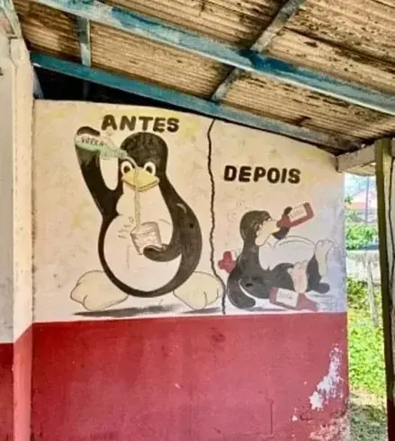El mural muestra al pingüino Tux antes y después de beber: en el "antes" está sano y feliz con agua, y en el "después" aparece ebrio y descuidado con una botella de licor. Texto generado con IA