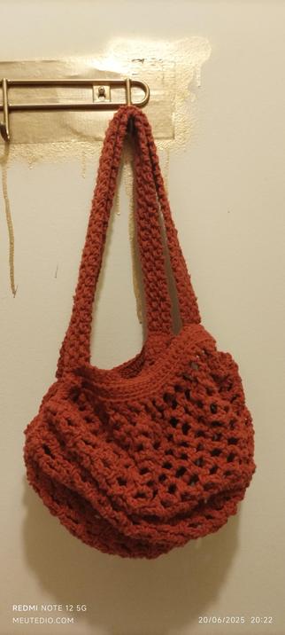 Bolsa de crochê pendurada na parede.