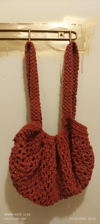 Bolsa de crochê pendurada na parede.