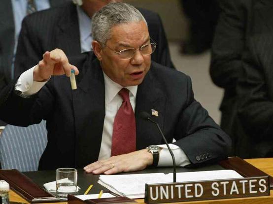 Photo de Colin Powell en train de mentir à l'ONU en 2003, en montrant une fiole qui contiendrait une soi disant arme bactériologique produite par l'Irak et qui menacerait le monde.
Suite à ça a eu lieu la deuxième guerre d'Irak, qui a installé le bordel qu'on sait au proche orient (Daesh, etc...)