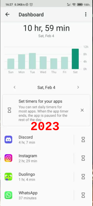 Una captura de pantalla tomada el 4 de febrero de 2023 en la aplicación de bienestar digital de mi celular, que muestra que ese día pasé 10 horas y 59 minutos en el teléfono, con 4 horas en discord, dos horas y media en instagram, una hora en duolingo y 37 minutos en whatsapp, además de otras apps que no aparecen en la imagen.