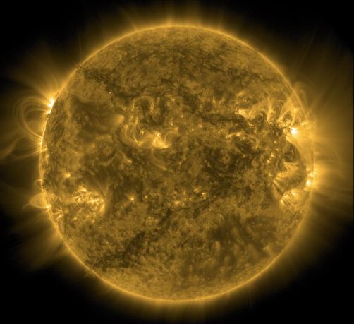 Die ganze erdzugewandte Seite der Sonne in gelber Farbe. Links und rechts am Rand mehrere helle Regionen mit weit ins All reichenden Strahlen, ansonsten eher ruhig auf unserem Stern.