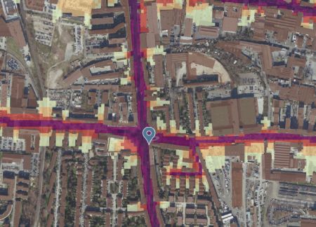 Ausschnitt aus einer Lärmkarte. Zu sehen sind Straßenzüge einer Stadt, im Beispiel Köln. Die Lärmsituation ist mir einem Farbschema dargestellt. Je intensiver die Farbe ist, desto größer ist der Lärm. Die Markierung ist auf die Ecke Maarweg / Stolberger Straße gesetzt. Hier ist es sehr laut (>75 dB). Das ist vom Gesetz nicht erlaubt.
