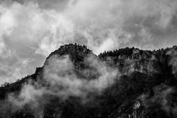 Brume dans le Tarn https://photos.lisiecki.fr/2025/dsc07075/ #blackandwhite #bnwphotography #photographie #bnw #bw #noiretblanc #photography #bwphoto #photographie #bwphotography #photodujour #picoftheday #mountain #montagne #landscape #paysage #travelphotography #travel #voyage